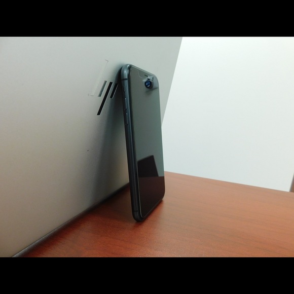 iPhone 11 64GB (unlocked for any carrier) - Picture 4 of 8